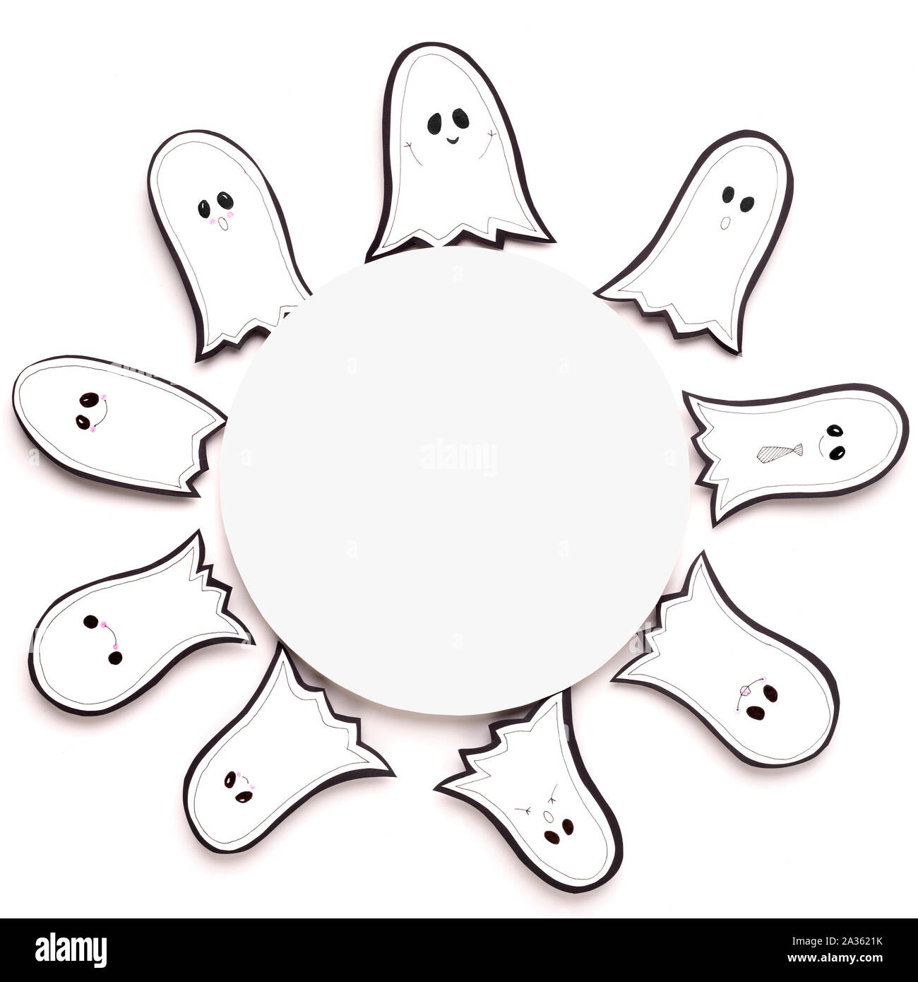 Cadre de l'Halloween pour promo entouré par les fantômes de papier o Banque D'Images
