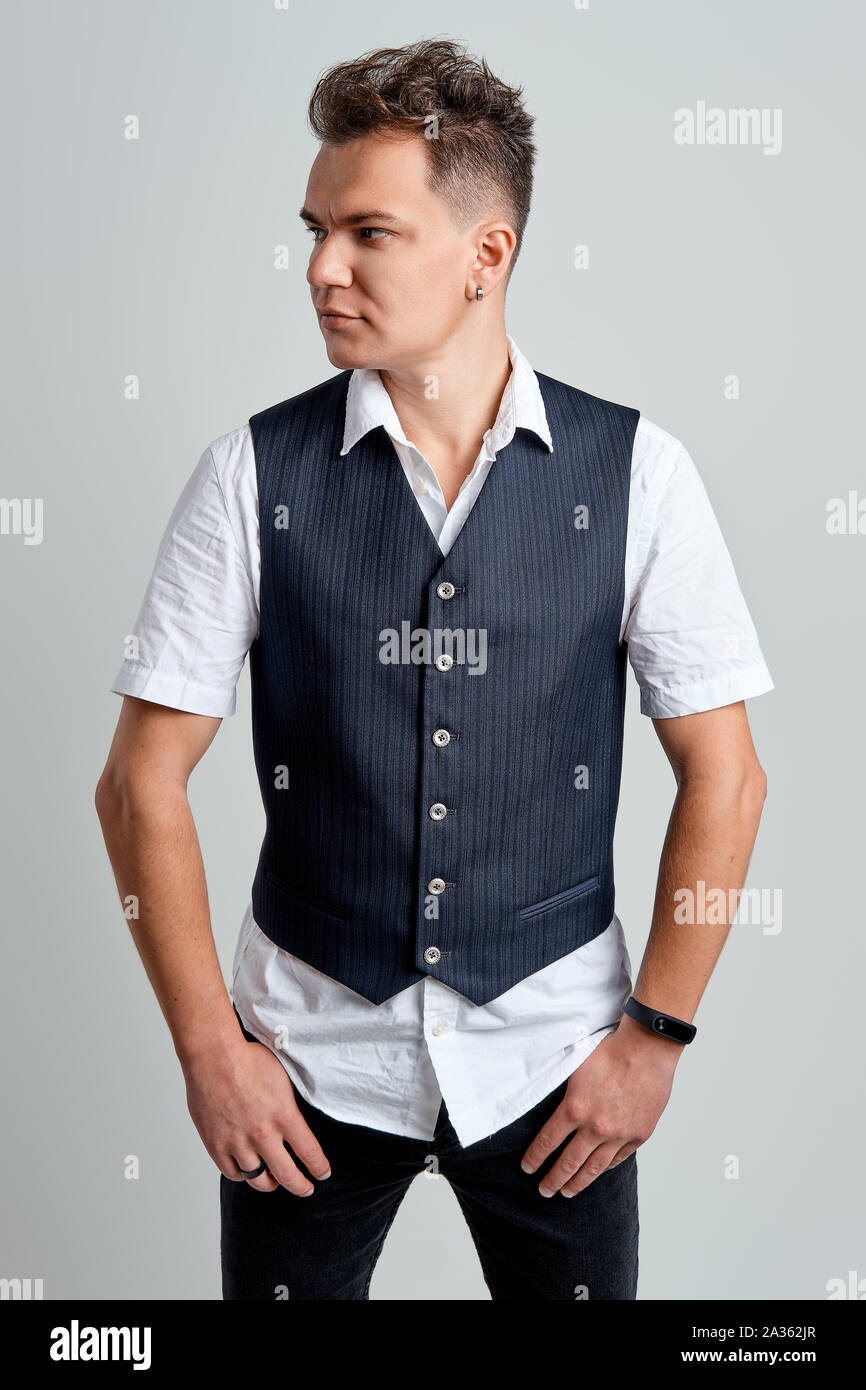Portrait de l'homme branché en chemise blanche et gilet regardant à droite  Photo Stock - Alamy