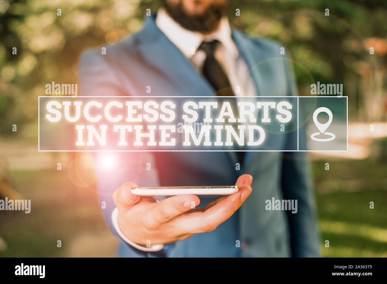 Texte de l'écriture écrit le succès débute dans l'esprit. Avoir des pensées positives photo conceptuelle accomplir ce que vous voulez Businessman in blue suite est Banque D'Images