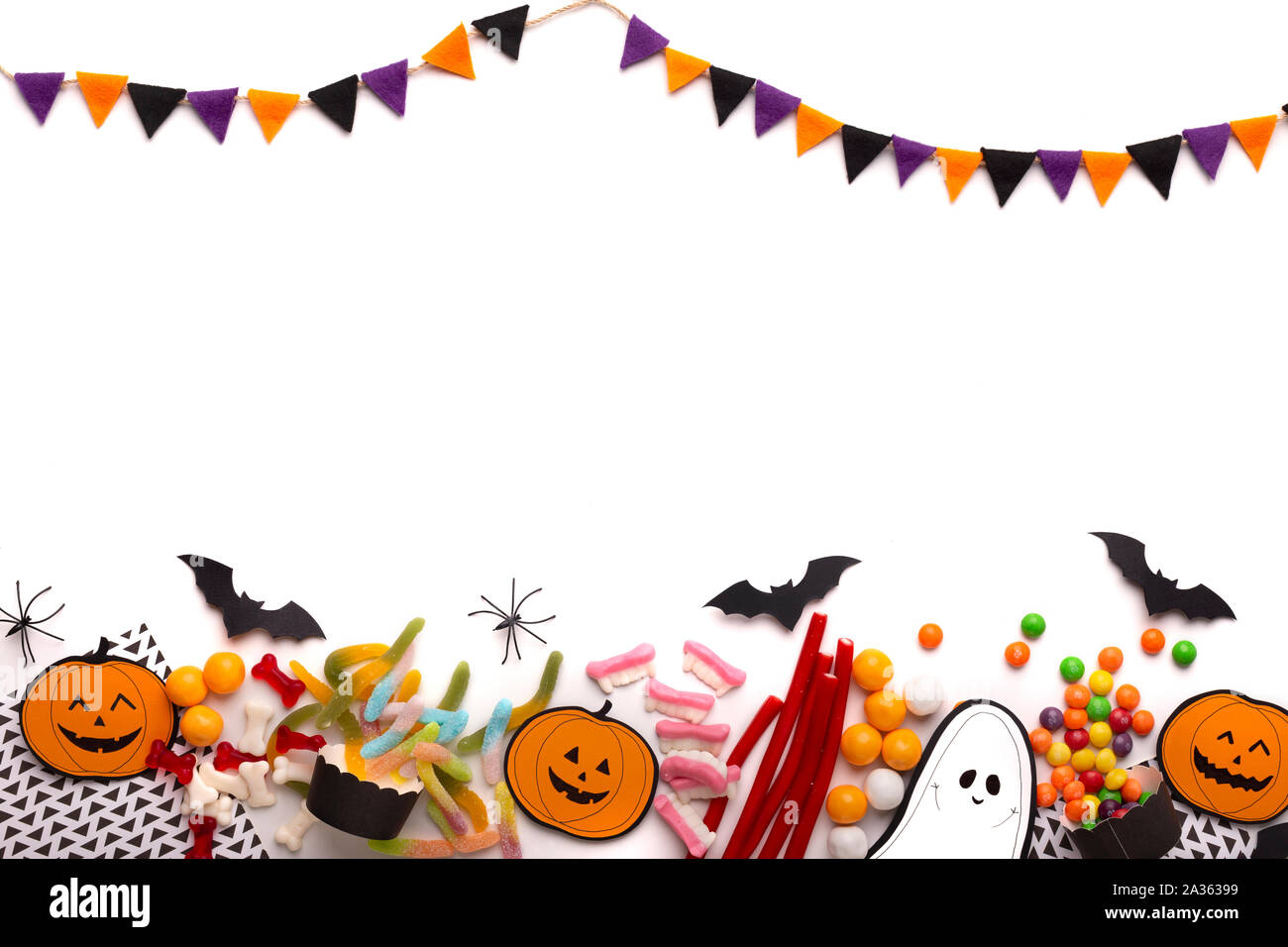 Happy Halloween concept avec maison de couleur blanche sur les bonbons Banque D'Images