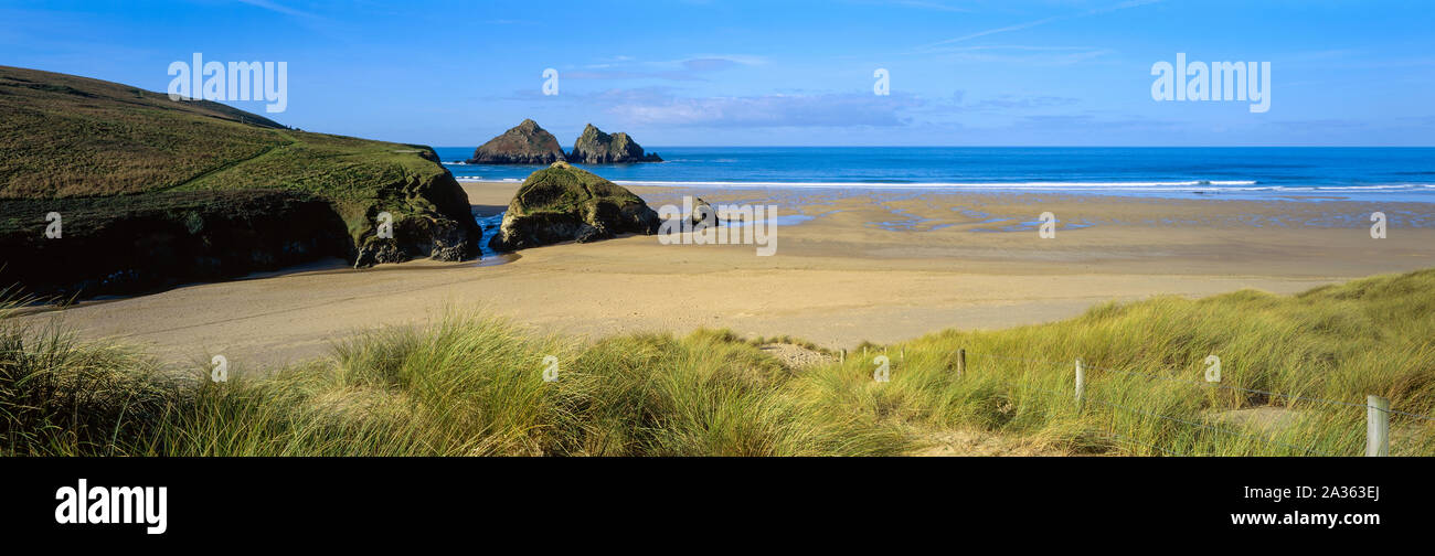 Une image panoramique de la populaire plage de la baie de Holywell en Cornouailles du Nord UK. Les rochers au large sont connus sous le nom de Carter's Rocks ou roches Gull Banque D'Images