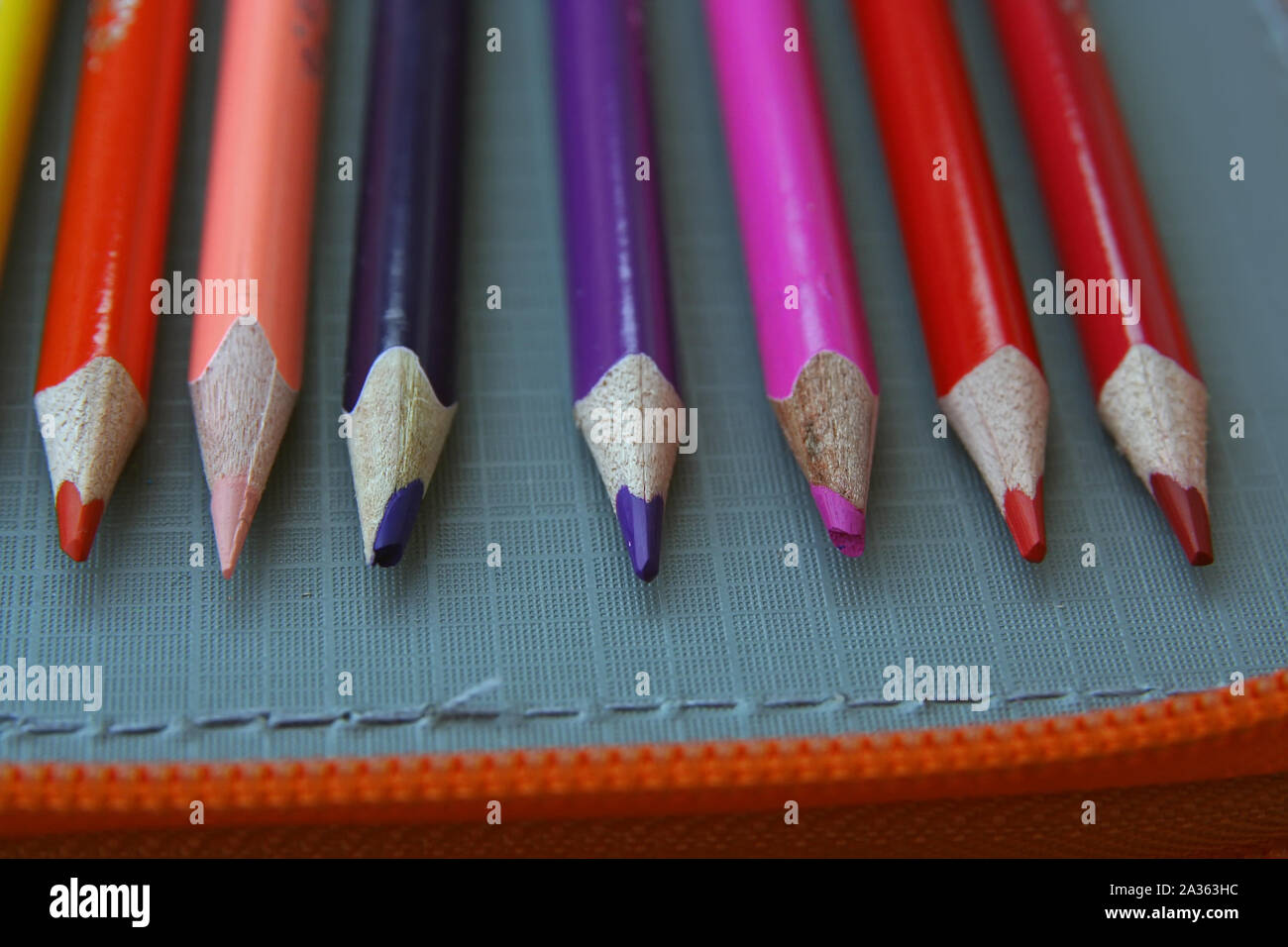 Crayons de couleurs différentes. Les crayons de couleur. L'équipement d'âge préscolaire. Banque D'Images