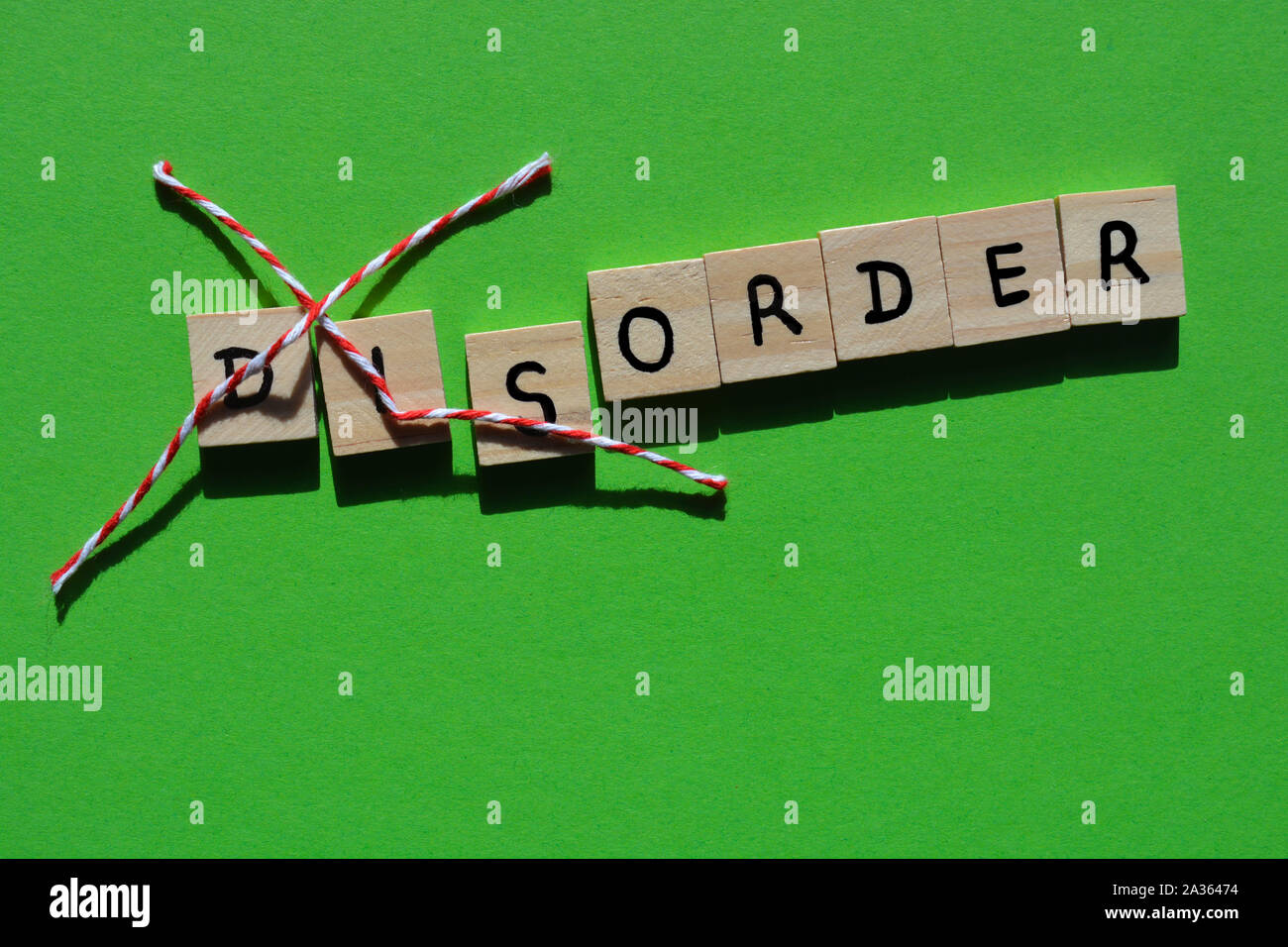 Trouver Un Mot Avec 8 Lettres Dans Le Désordre Lettres alphabet en bois en désordre avec Dis barré, laissant l'ordre des  mots. Fond vert with copy space Photo Stock - Alamy