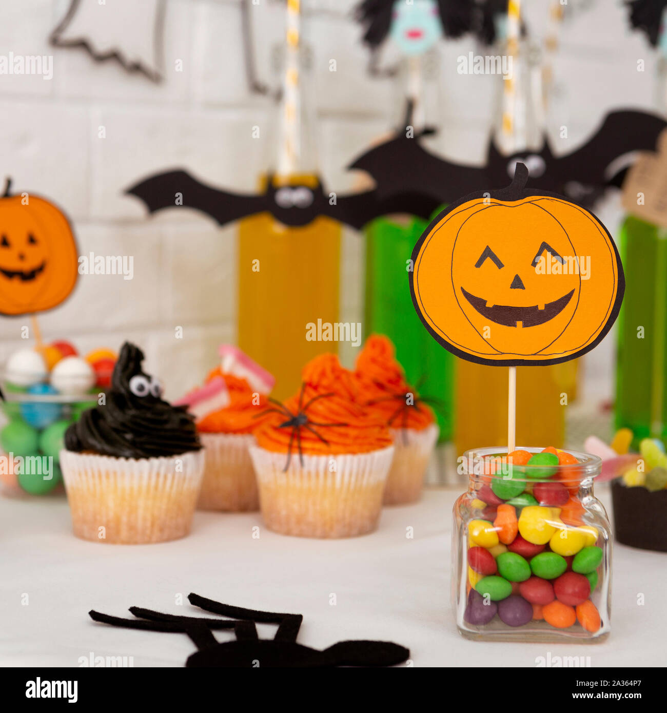 Smiling Halloween citrouille mignon et suggérant des bonbons Banque D'Images