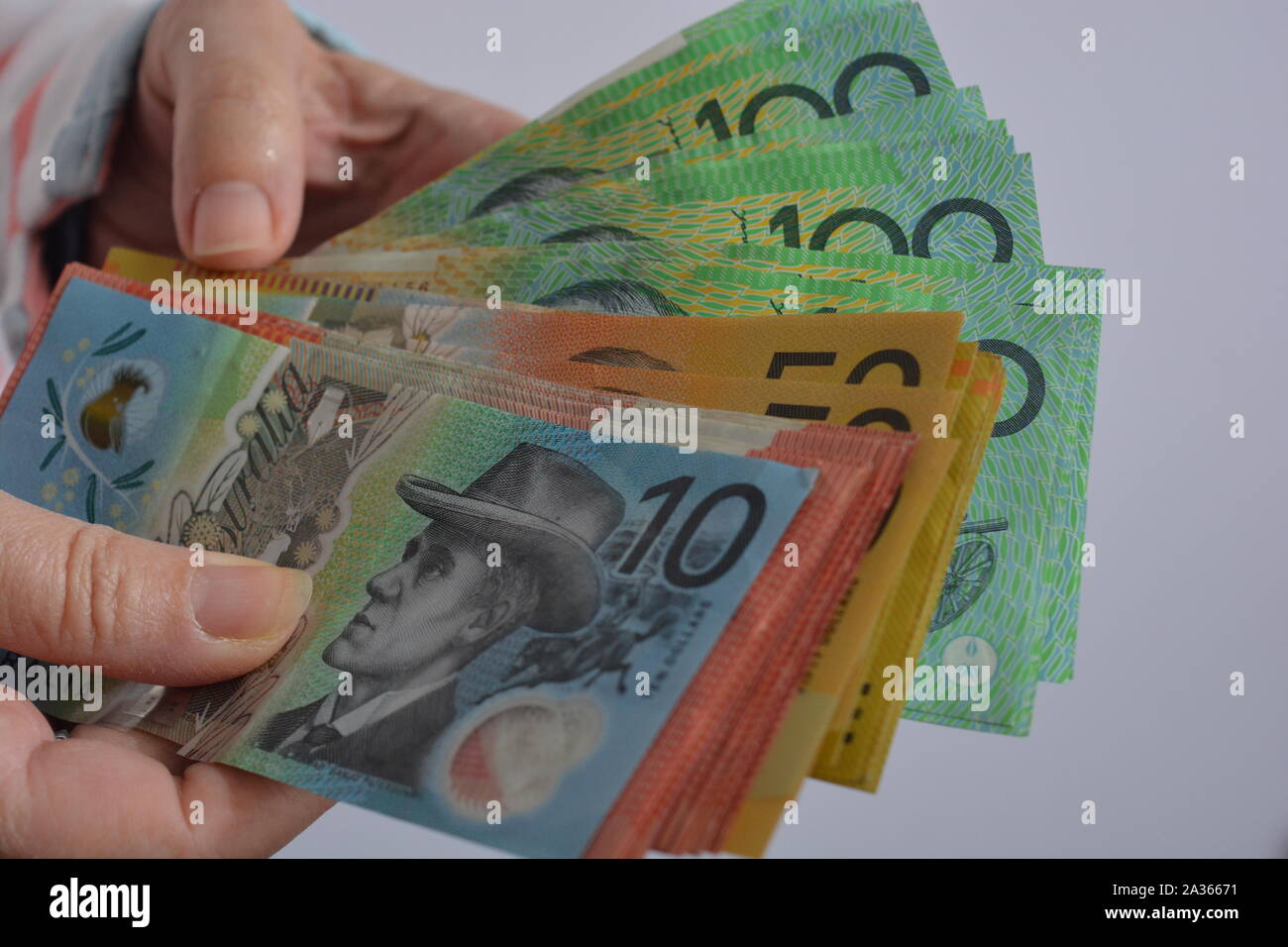 Billets australiens dans les mains d'une femme, de dissimulation de l'argent, selective focus Banque D'Images