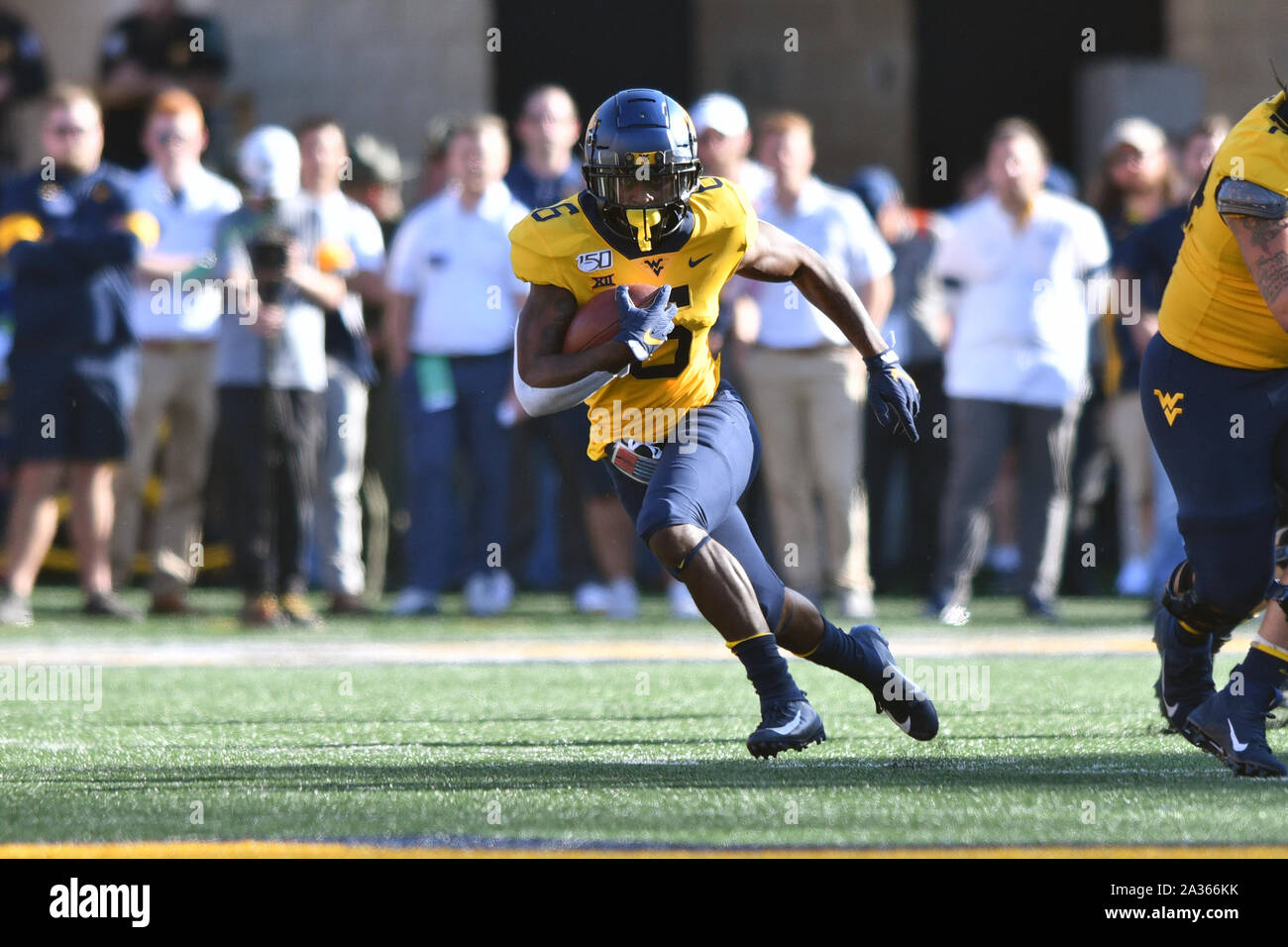 Morgantown, West Virginia, USA. 5ème Oct, 2019. West Virginia Mountaineers KENNEDY running back MCKOY (6) passe par un trou béant dans la ligne du Texas au cours du match de football joué à Mountaineer Field de Morgantown, WV. WVU conduit # 11 Texas 14-7 dans la première moitié. Credit : Ken Inness/ZUMA/Alamy Fil Live News Banque D'Images