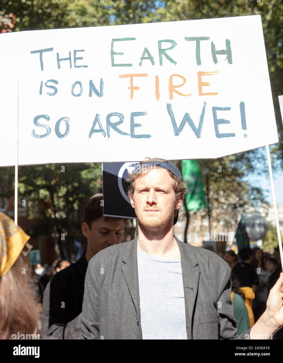 Londres, Royaume-Uni, 20 Septembre, 2019. Londres est l'une des nombreuses villes dans le monde un climat mondial de la jeunesse a lieu la grève, dans et autour de parlement, qui réunit un grand nombre de jeunes et d'adultes, sur un jour d'école, pour protester contre l'inaction du gouvernement du changement climatique. Crédit : Joe Keurig / Alamy News et reportage Banque D'Images