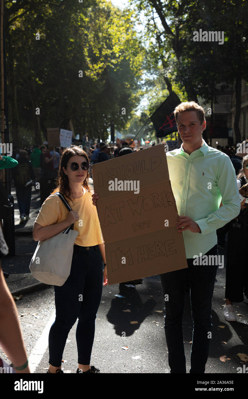 Londres, Royaume-Uni, 20 Septembre, 2019. Londres est l'une des nombreuses villes dans le monde un climat mondial de la jeunesse a lieu la grève, dans et autour de parlement, qui réunit un grand nombre de jeunes et d'adultes, sur un jour d'école, pour protester contre l'inaction du gouvernement du changement climatique. Crédit : Joe Keurig / Alamy News et reportage Banque D'Images