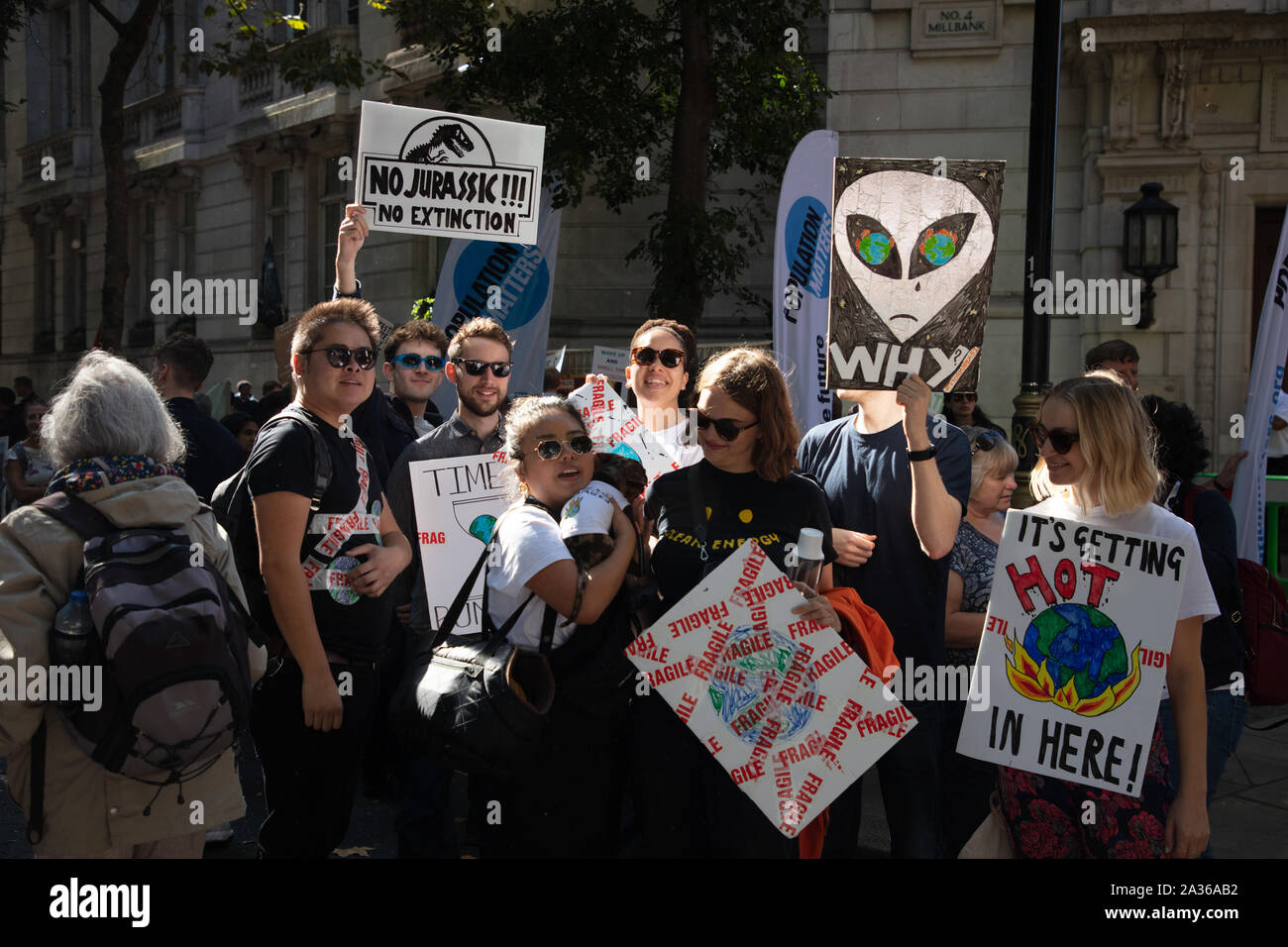 Londres, Royaume-Uni, 20 Septembre, 2019. Londres est l'une des nombreuses villes dans le monde un climat mondial de la jeunesse a lieu la grève, dans et autour de parlement, qui réunit un grand nombre de jeunes et d'adultes, sur un jour d'école, pour protester contre l'inaction du gouvernement du changement climatique. Crédit : Joe Keurig / Alamy News et reportage Banque D'Images