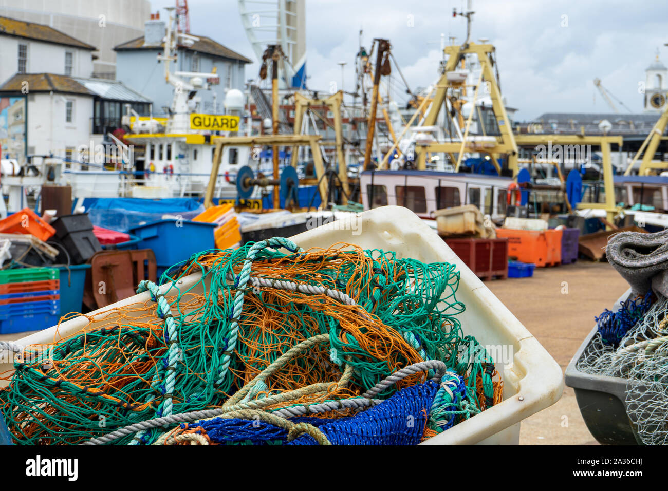 Les filets de pêche avec les chalutiers de pêche dans l'arrière-plan Banque D'Images