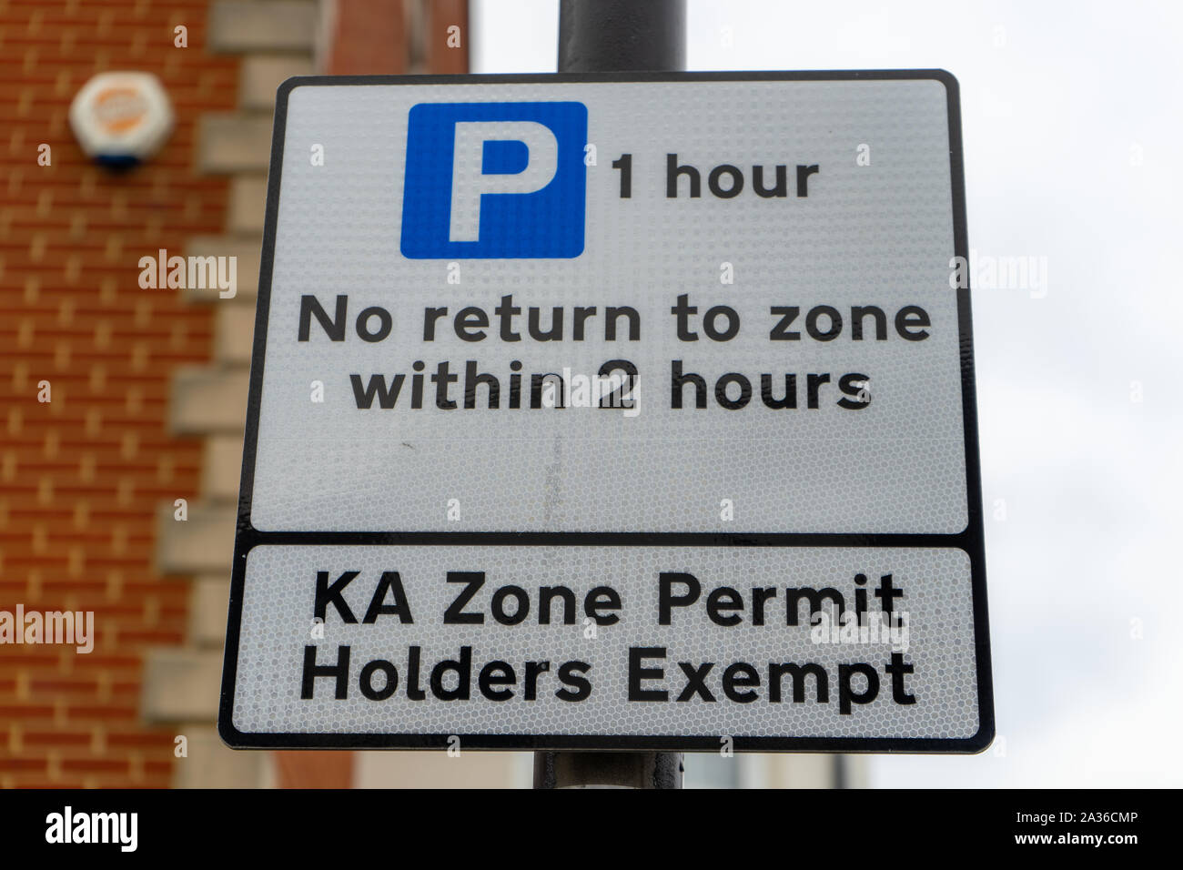 Un panneau indiquant les restrictions de stationnement Permis de stationnement et de détails Banque D'Images