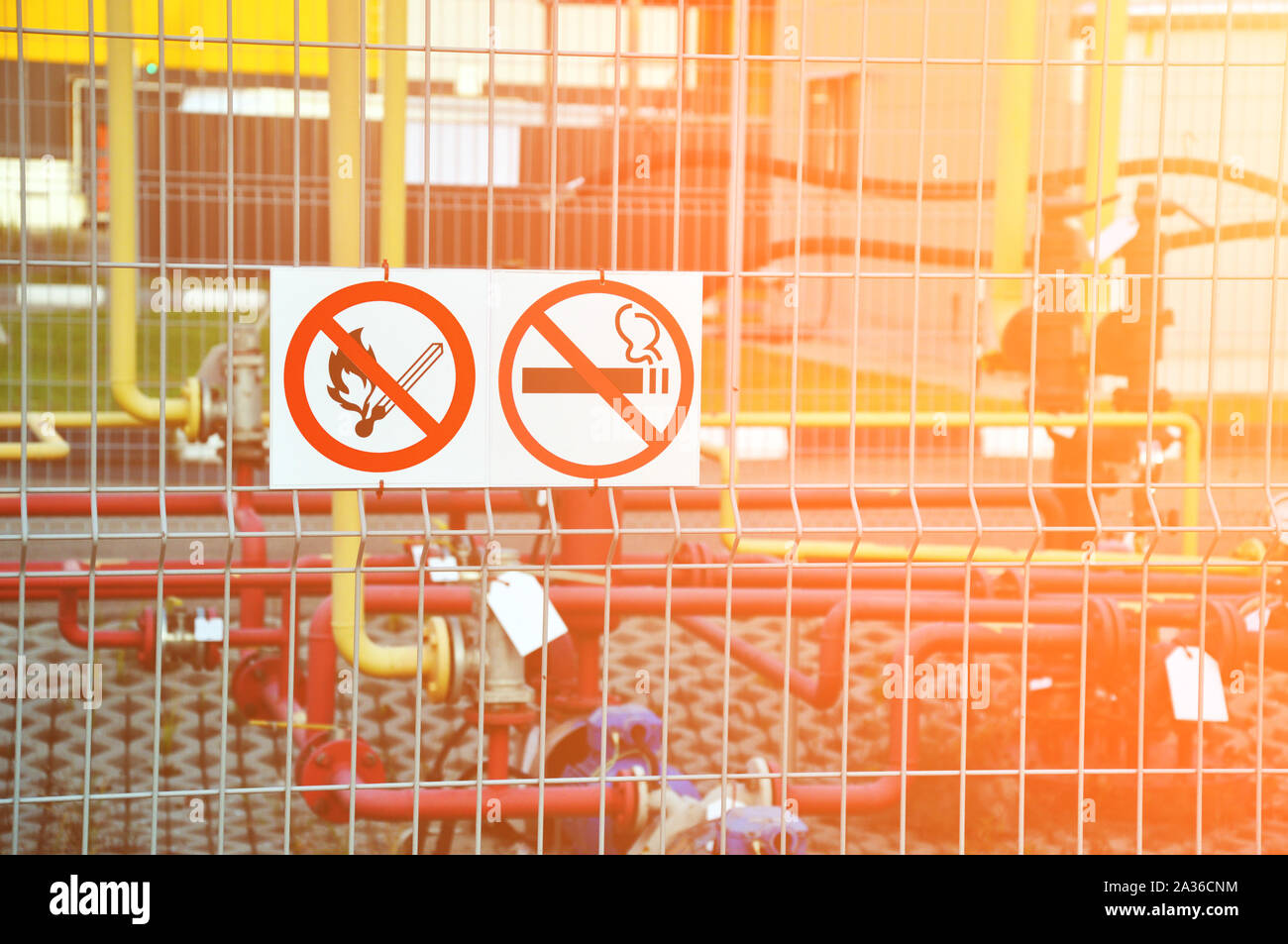 Aucun signe de fumer, le feu sur la clôture d'une station de distribution de gaz inflammables est interdite. Banque D'Images
