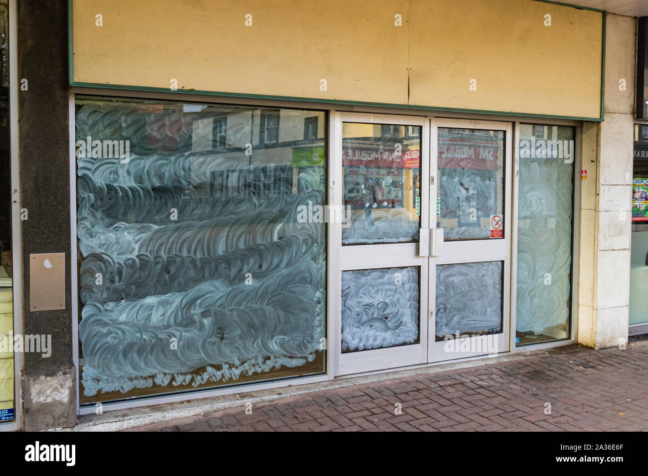 Northampton, Royaume-Uni, 28 septembre 2019 - Un abondoned shop windows blanchis à la baisse de la vente au détail comme les hits high street Banque D'Images