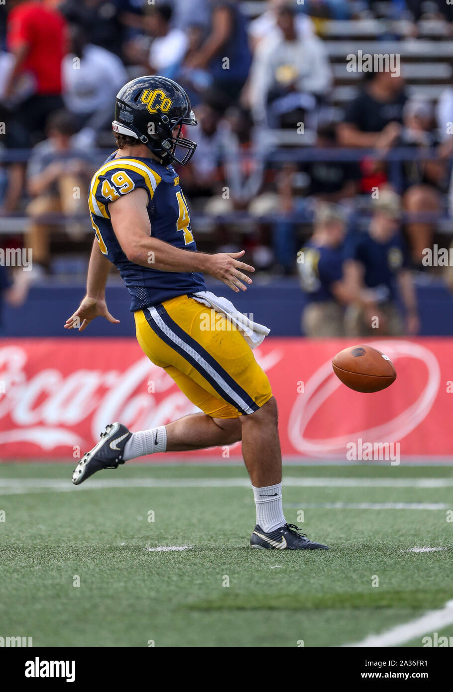 Edmond, OK, USA. 05 Oct, 2019. New York Central punter Jay Tedesco (49) quantités la balle lors d'un match de football entre le Fort Hays State Tigers et le centre de l'Oklahoma à Bronchos Wantland Stadium à Edmond, OK. Siegel gris/CSM/Alamy Live News Banque D'Images