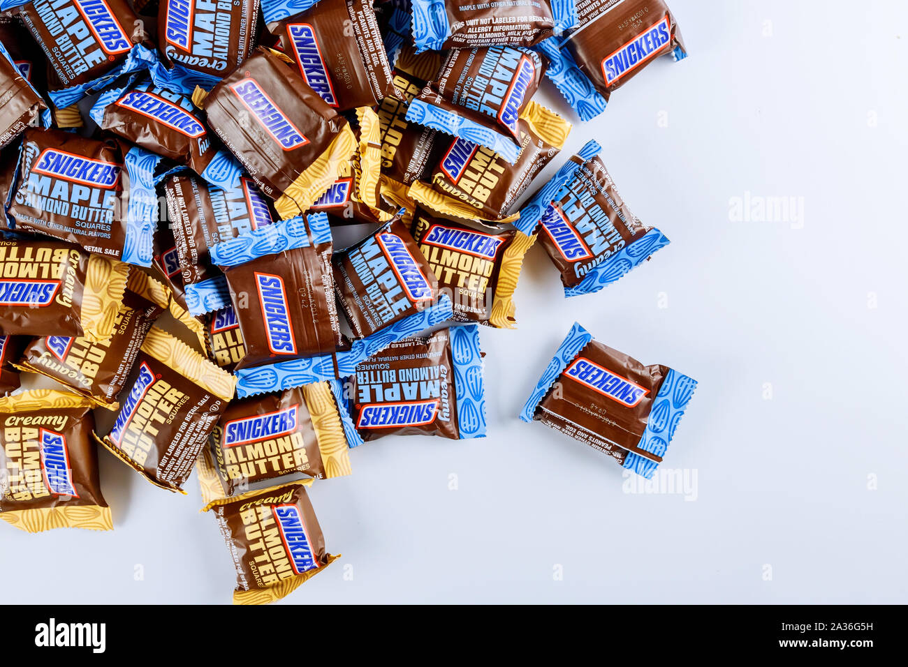04 octobre 2019 NY USA : snickers bar chocolat Beurre d'amande d'érable beurre d'amande ang candy candy bar isolé sur fond blanc Banque D'Images