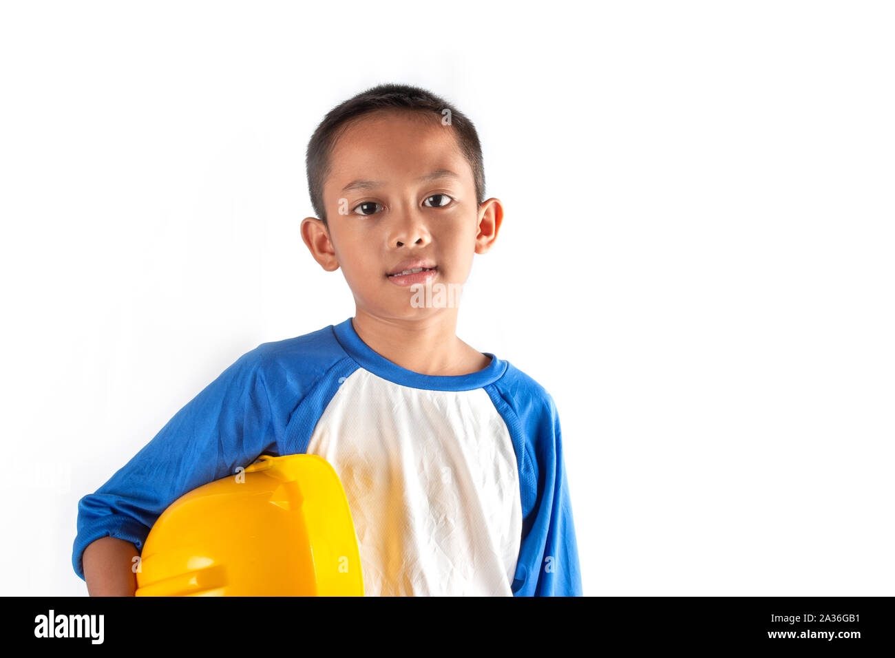 Le petit garçon dans un rêve veut être un architecte ou un ingénieur à l'avenir. Banque D'Images