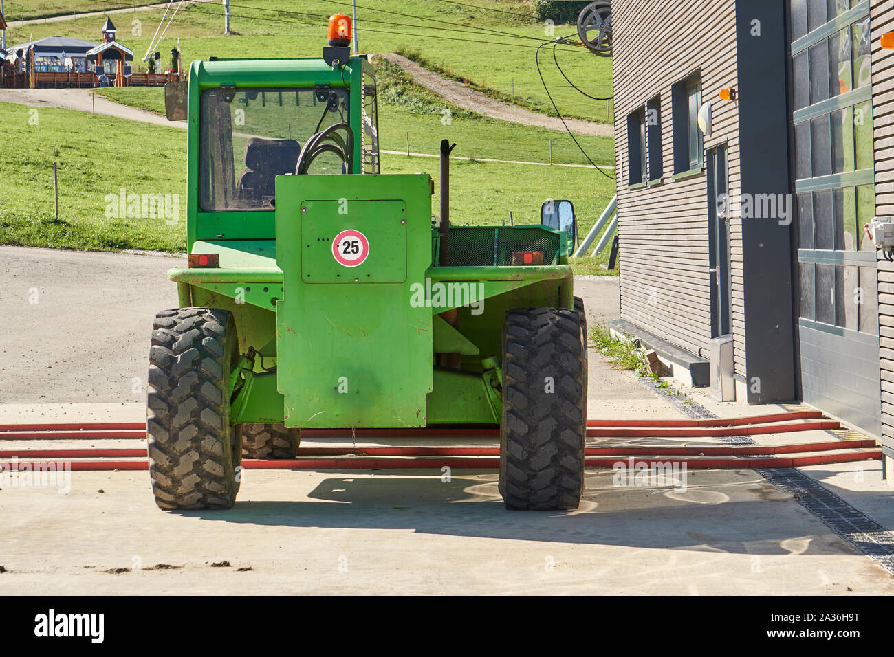 Moteur de levage vert stationné au ski de montagne au cours d'une journée d'automne ensoleillée Banque D'Images