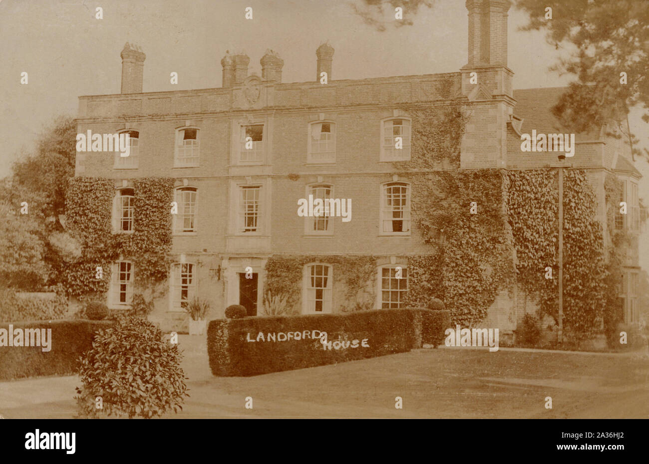 Landford Manor House, dans le Wiltshire en Angleterre, vieille carte postale. Banque D'Images