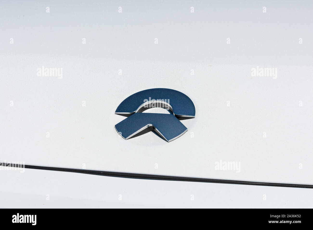 NIO logo sur le capot de NIO ES6 SUV électrique voiture semi-autonomes affichée à l'industrie automobile chinoise logiciel NIO development office Banque D'Images