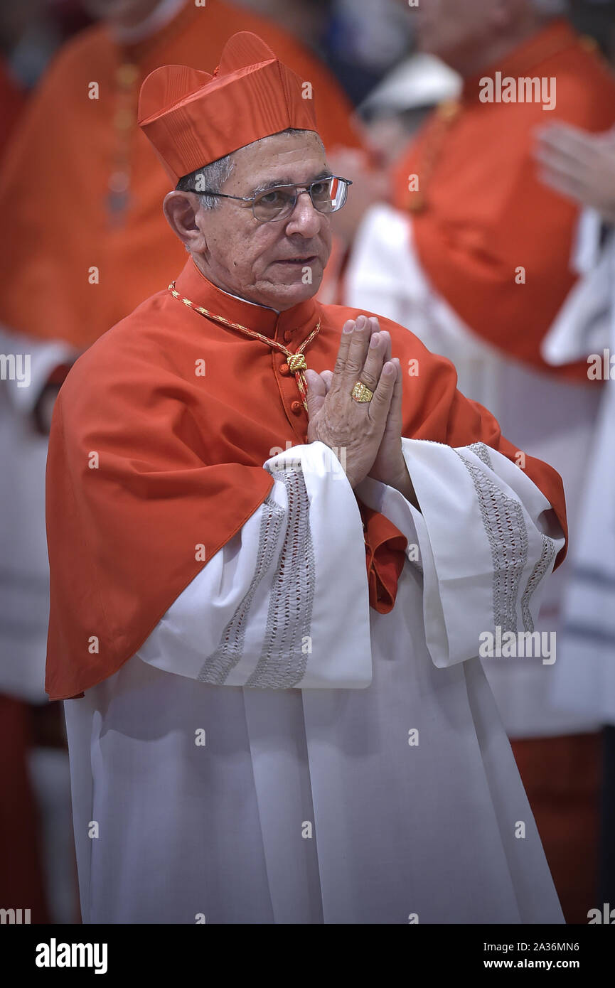 Nouveau Cardinal, prélat cubain Juan de la Caridad Garcia Rodriguez rencontre avec parents et amis au cours d'une visite de courtoisie à la suite de sa nomination par le pape, au cours d'un Consistoire ordinaire public pour la création de nouveaux cardinaux, le 5 octobre 2019 au Vatican. Le pape François nomme 13 nouveaux cardinaux au Consistoire ordinaire public 2019, choisissant les prélats dont les carrières tout au long de refléter leur engagement à servir les communautés marginalisées et église locale, originaires de 11 pays différents et représentant plusieurs ordres religieux. Photo par Stefano Spaziani/UPI Banque D'Images