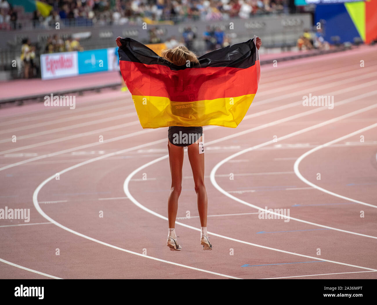 Konstanze Klosterhalfen de l'Allemagne célèbre sa troisième place dans le 5000m finale le jour 9 de la 17e Championnats du monde d'athlétisme de l'IAAF 2019 Doha au Khalifa International Stadium. Credit : SOPA/Alamy Images Limited Live News Banque D'Images