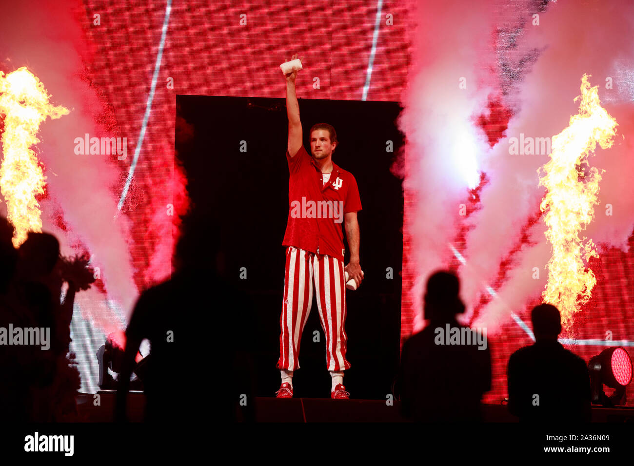 Indiana University men's basketball player Joey Brunk entre dans la phase pendant l'hystérie Hoosier, samedi, 5 octobre 2019, à la salle de réunion à Bloomington, Ind. l'hystérie Hoosier officiellement l'événement débute la saison de basket-ball à l'Université d'Indiana, dont l'équipe nationale a remporté cinq titres de basket-ball de NCAA Division 1. (Photo de Jeremy Hogan/l'Bloomingtonian) Banque D'Images