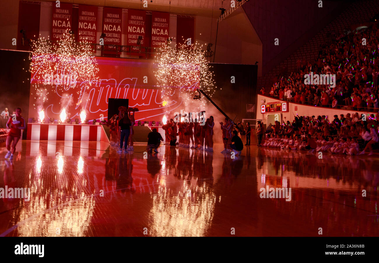 D'artifice s'allumer lors de l'Assembly Hall de l'hystérie, Hoosier Samedi, Octobre 5, 2019 à Bloomington, Ind. l'hystérie Hoosier officiellement l'événement débute la saison de basket-ball à l'Université d'Indiana, dont l'équipe nationale a remporté cinq titres de basket-ball de NCAA Division 1. (Photo de Jeremy Hogan/l'Bloomingtonian) Banque D'Images