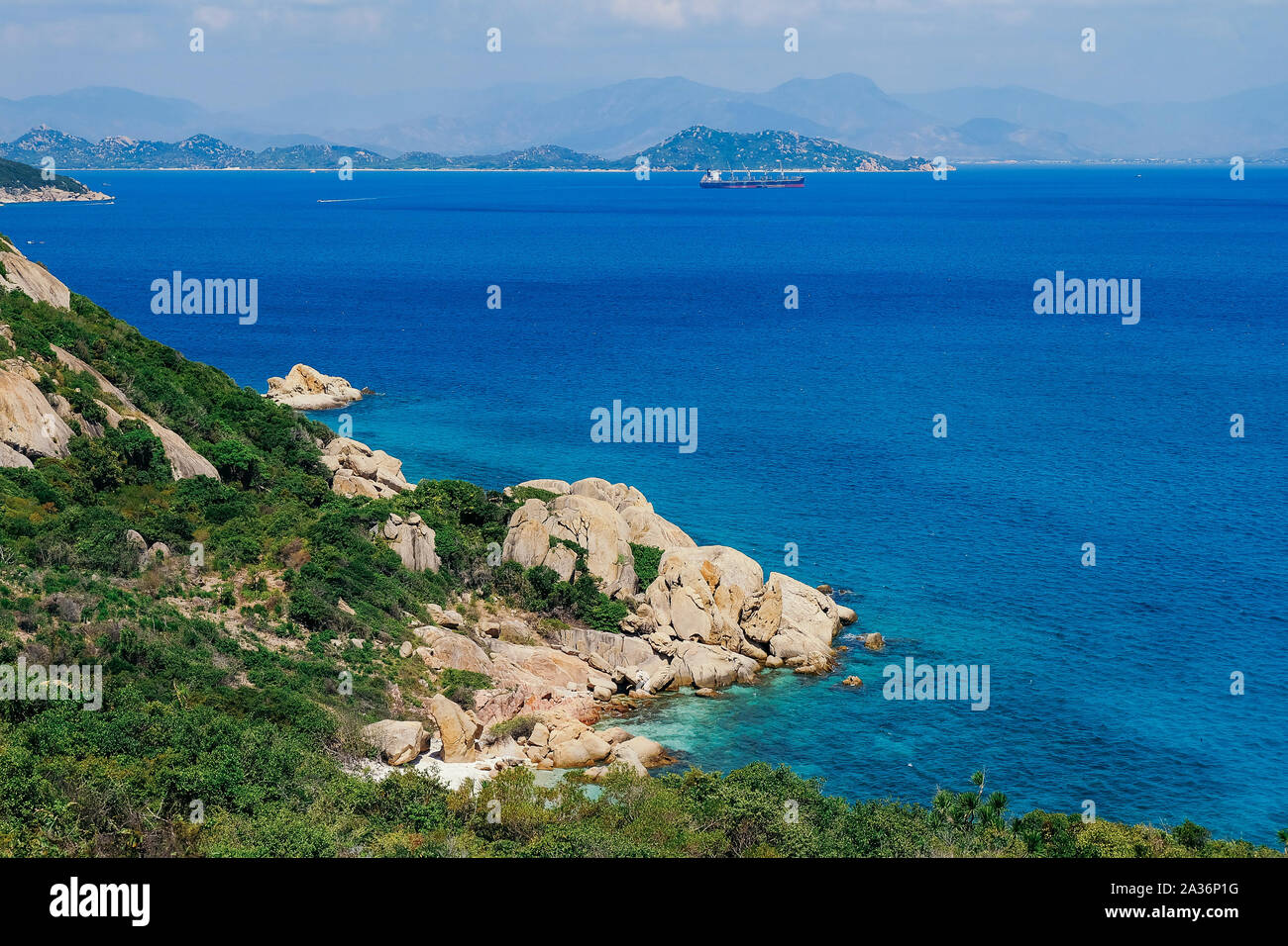Seascape avec merveilleuse vue sur la falaise et coloré de l'eau de mer propre sur l'île de Binh Ba, au Vietnam. Image libre de droit stock de haute qualité de paysage marin. Banque D'Images