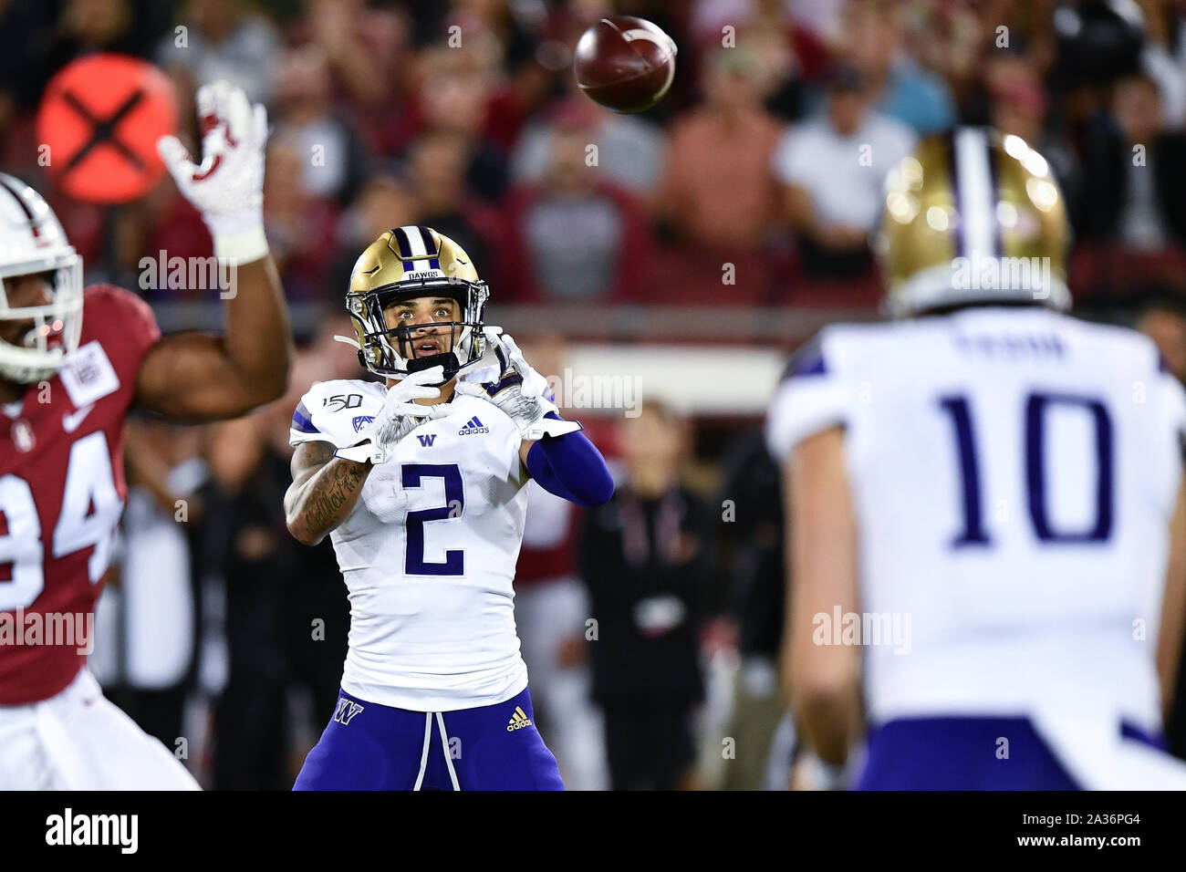 Stanford, Californie, USA. 05 Oct, 2019. Le quart-arrière des Huskies de Washington Jacob Eason (10) passe à Washington Huskies wide receiver Aaron Fuller (2) au cours de la NCAA football match entre les Huskies de Washington et le Stanford Cardinal à Stanford Stadium de Stanford, en Californie. Chris Brown/CSM/Alamy Live News Banque D'Images