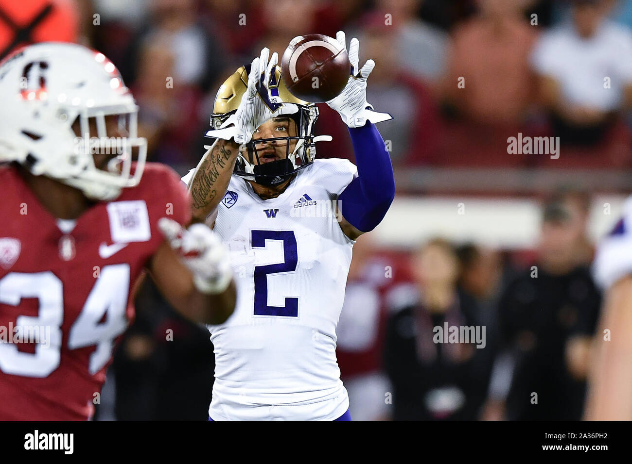 Stanford, Californie, USA. 05 Oct, 2019. Le quart-arrière des Huskies de Washington Jacob Eason (10) passe à Washington Huskies wide receiver Aaron Fuller (2) au cours de la NCAA football match entre les Huskies de Washington et le Stanford Cardinal à Stanford Stadium de Stanford, en Californie. Chris Brown/CSM/Alamy Live News Banque D'Images