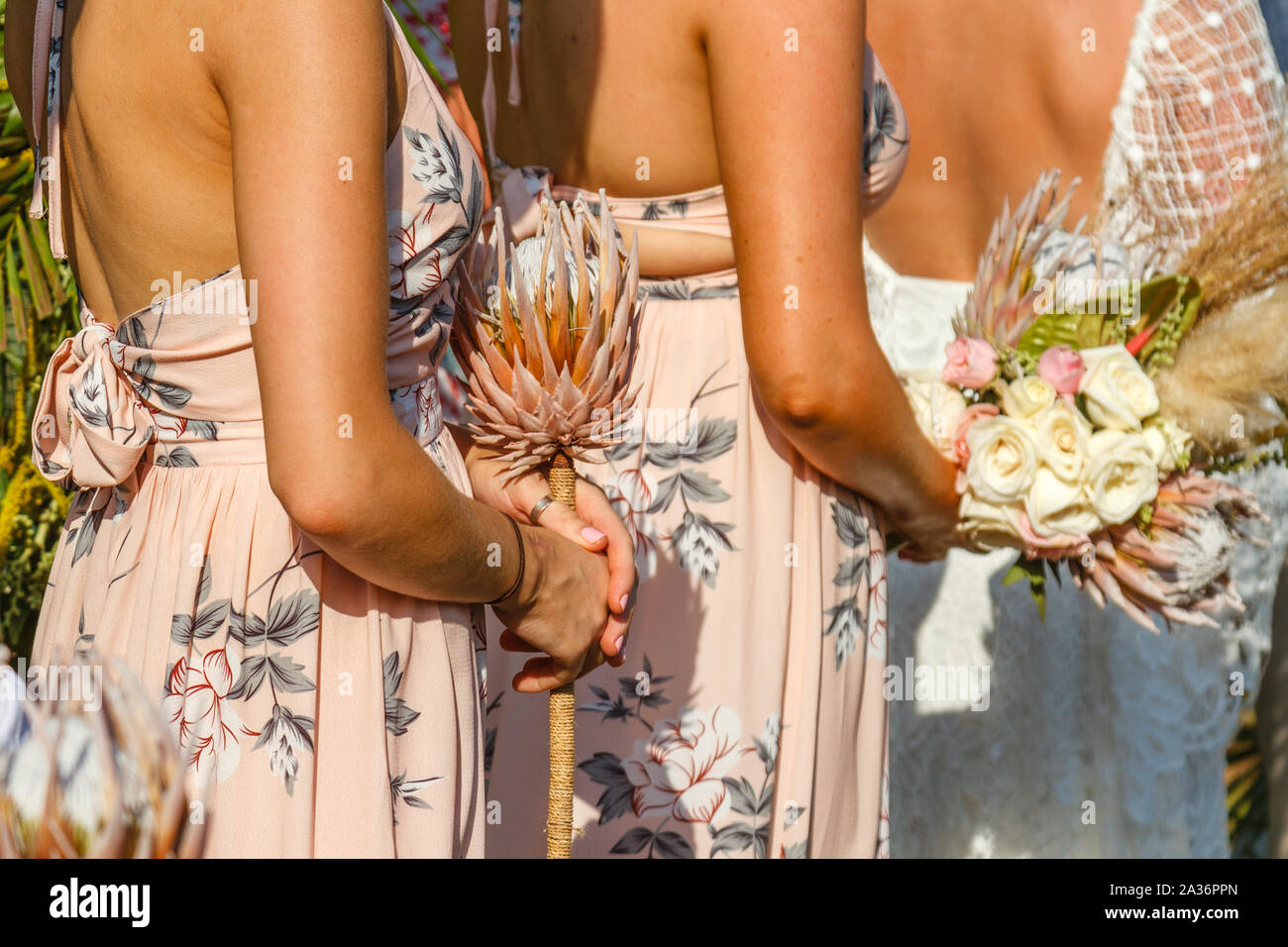 Demoiselles et une bride holding fleurs et bouquets, debout au cours d'une cérémonie de mariage. Pas de visage. Banque D'Images