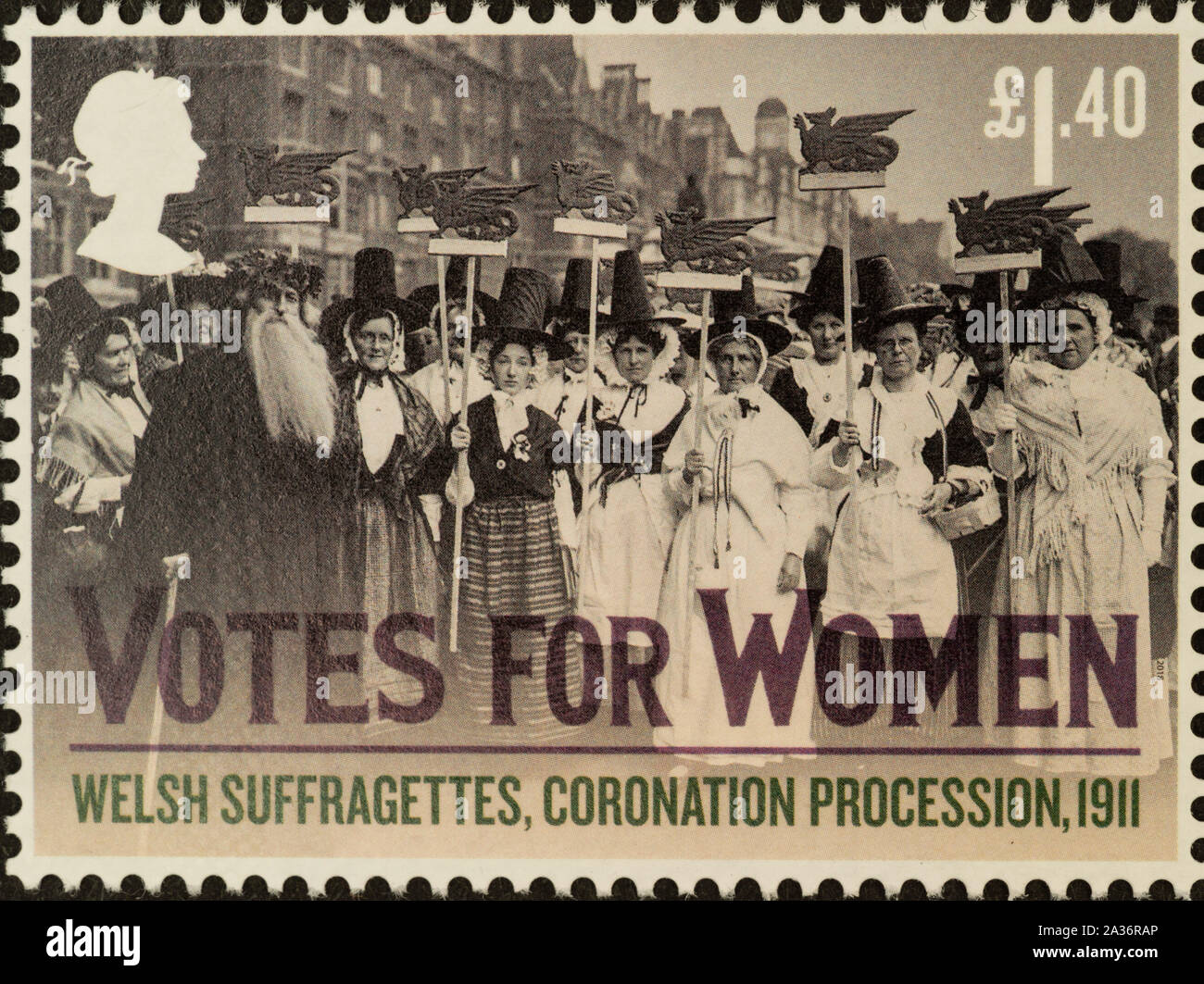Le vote des femmes stamp, publié en février 15, 2018, par Royal Mail, au Royaume-Uni. Collection privée. Sa conception est en vedette photographie de campagne dans la décennie avant le droit de vote passant 1918 Loi sur la représentation du peuple. Welsh suffragette, Procession du couronnement, 1911. Banque D'Images
