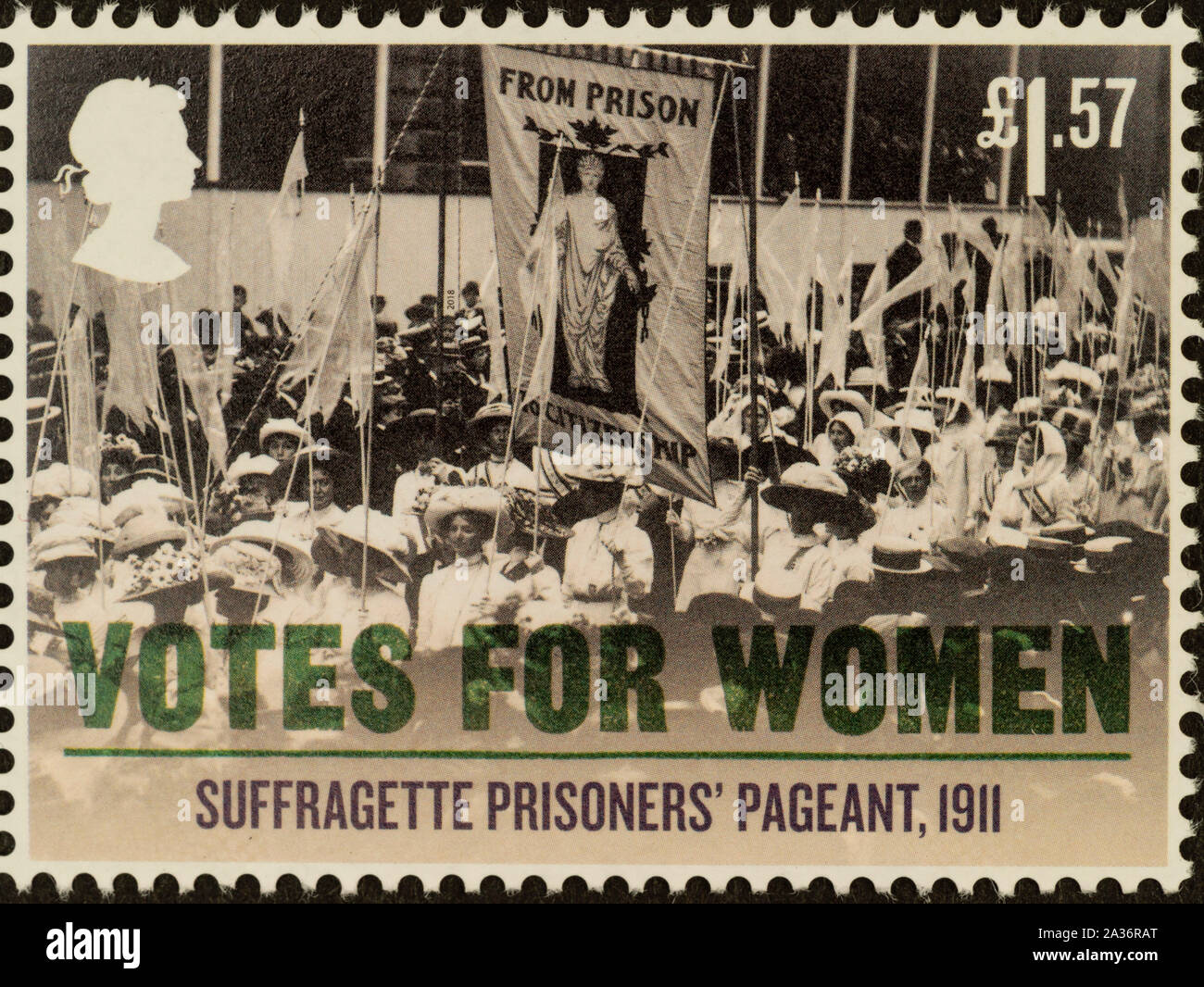 Le vote des femmes stamp, publié en février 15, 2018, par Royal Mail, au Royaume-Uni. Collection privée. Sa conception est en vedette photographie de campagne dans la décennie avant le droit de vote passant 1918 Loi sur la représentation du peuple. Prisonniers des suffragettes pageant,1911. Banque D'Images