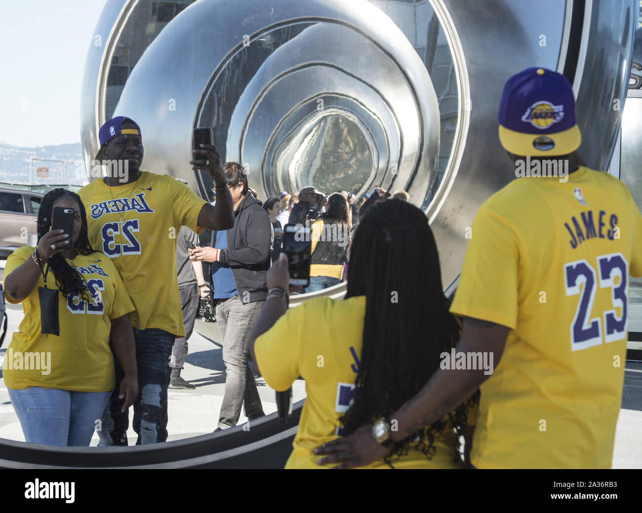 San Francisco, États-Unis. 06 Oct, 2019. Fans de prendre des photos dans la sculpture en miroir à la Chase Centre avant les Golden State Warriors jouent leur premier match contre les Lakers de Los Angeles à San Francisco le 5 octobre 2019. Le Chase est le nouveau centre d'accueil des guerriers. Photo par Terry Schmitt/UPI UPI : Crédit/Alamy Live News Banque D'Images