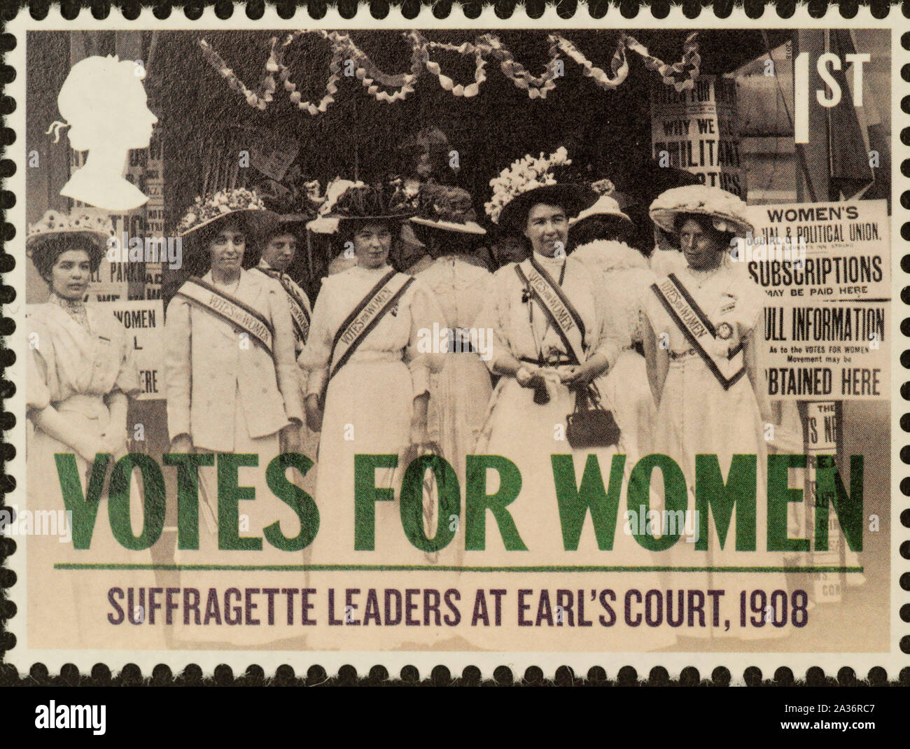 Le vote des femmes stamp, publié en février 15, 2018, par Royal Mail, au Royaume-Uni. Collection privée. Sa conception est en vedette photographie de campagne dans la décennie avant le droit de vote passant 1918 Loi sur la représentation du peuple. Les dirigeants des suffragettes à Earl's Court, 1908. Banque D'Images