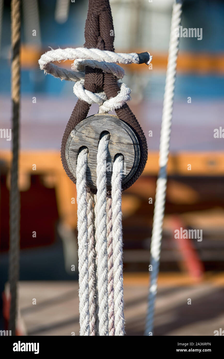 Old vintage système de poulies avec des cordes de montage sur un voilier ou d'un grand navire dans une vue en gros plan Banque D'Images