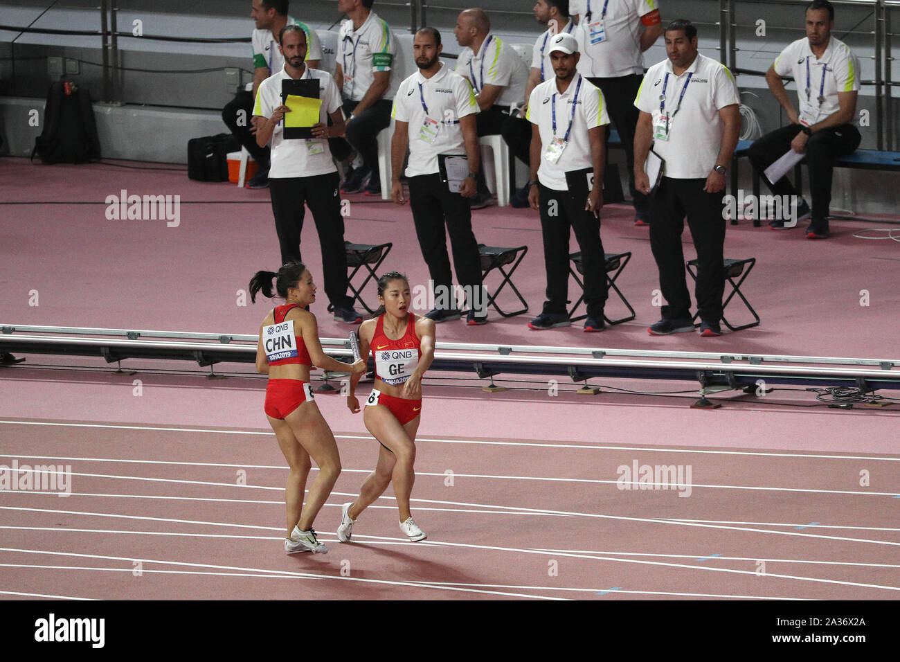 Doha, Qatar. 5ème Oct, 2019. Ge Manqi (R) et Kong Lingwei Équipe de réagir après la Chine ne passez le relais pendant le relais 4x100m à la finale des Championnats du monde IAAF 2019 à Doha, Qatar, le 5 octobre 2019. Crédit : Li Ming/Xinhua/Alamy Live News Banque D'Images