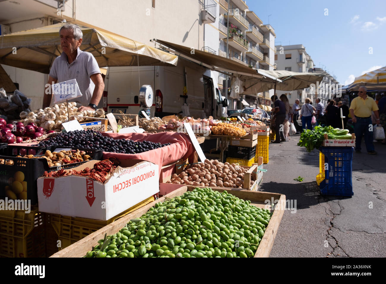 Une échoppe de marché commerçant opérant sur le marché du samedi d'Ostuni Banque D'Images