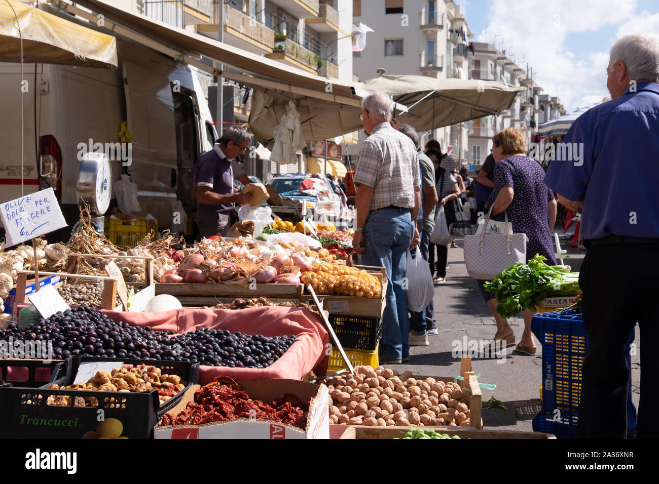 Les gens pour leurs achats d'épicerie à Ostuni Saturday Market Banque D'Images