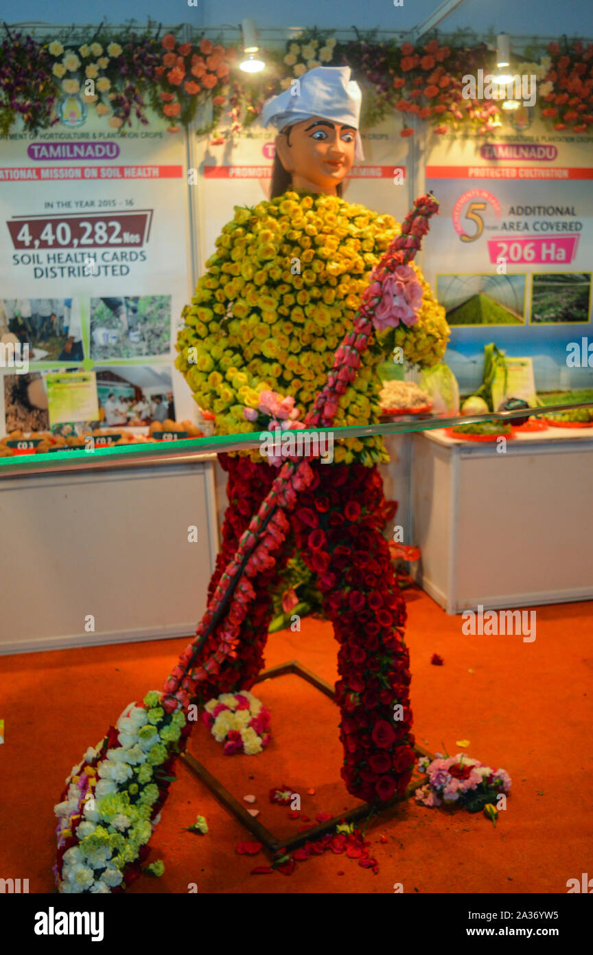 L'homme de ménage qui est fait de coton et de papier de nouvelles, les fleurs sont là pour l'exposition au festival de l'agriculture, Pusa, New Delhi. Banque D'Images