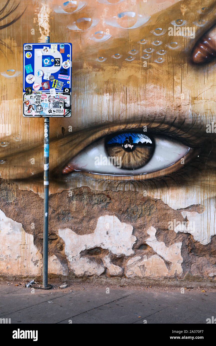 Détail d'une grande peinture murale 'Je me souviens encore comment il était avant mon chien par des soupirs sur le mur dans le quartier Trastevere, Rome, Italie Banque D'Images