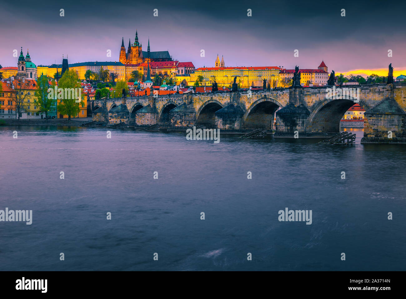 Marché de Noël populaire et touristique de la destination. Soirée pittoresque paysage urbain avec le pont Charles et le château en arrière-plan au coucher du soleil, Prague, Czec Banque D'Images