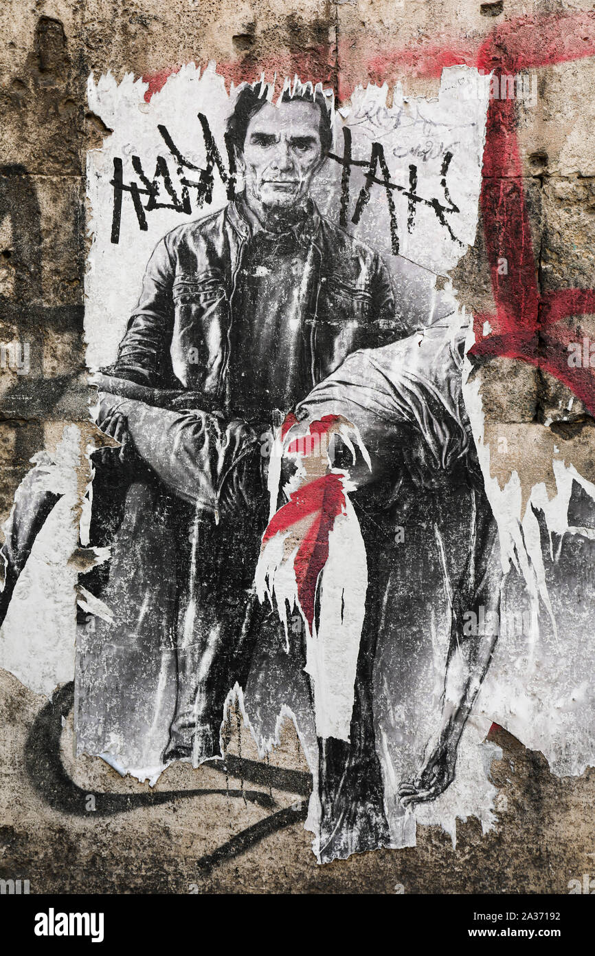 Street art poster déchiré à Rome, Italie Banque D'Images