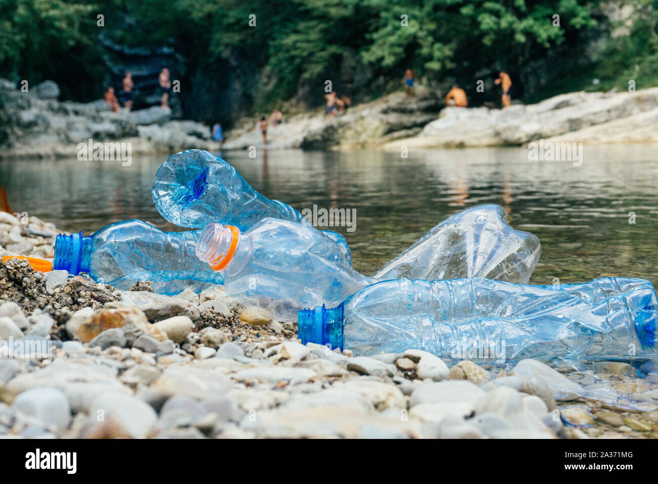 La pollution en plastique dans la rivière. Sacs et bouteilles en ...