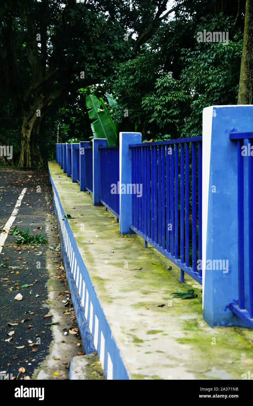 Close up des garde-corps du côté d'un parc fait de piliers en béton et en fer blanc, bleu et bleu clair en Mawlynnong shillong village Banque D'Images