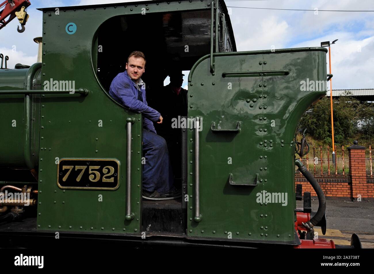 Conducteur de locomotive à vapeur GWR réservoir pannier 7752 attend de partir à Tyseley Railway Centre, Birmingham, UK Banque D'Images