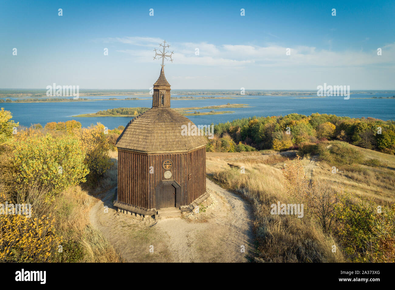 Paysage de l'antenne d'une petite église en bois sur une colline avec une magnifique vue sur un Dneper dans Vitachov Vytachov (rivière), l'Ukraine. Des excursions d'une journée autour de K Banque D'Images