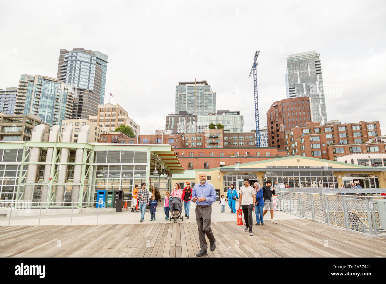 Seattle, Washington, USA. Le pont supérieur du marché de Pike Place où les visiteurs peuvent profiter d'une vue dégagée de la Puget Sound. Banque D'Images