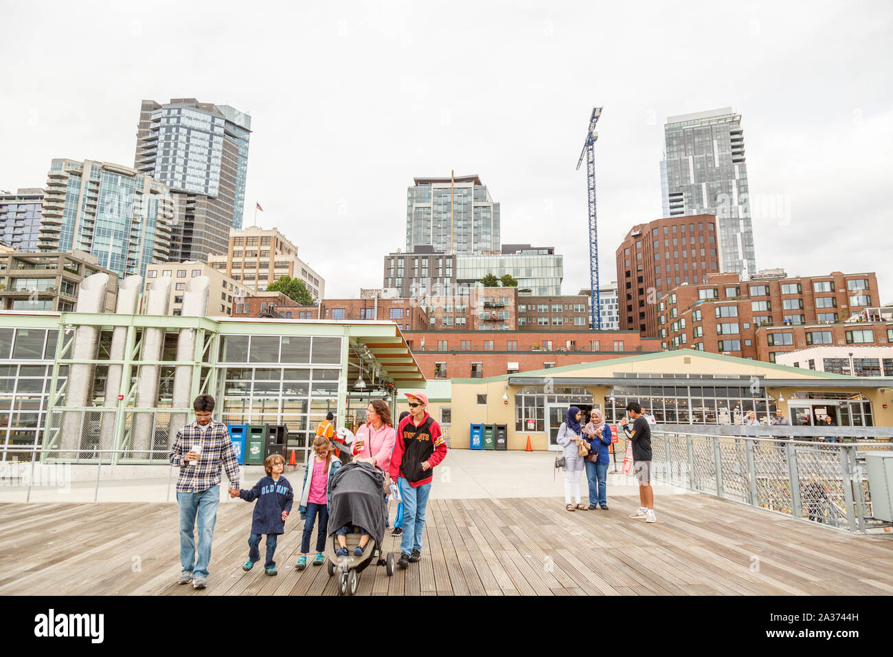 Seattle, Washington, USA. Le pont supérieur du marché de Pike Place où les visiteurs peuvent profiter d'une vue dégagée de la Puget Sound. Banque D'Images