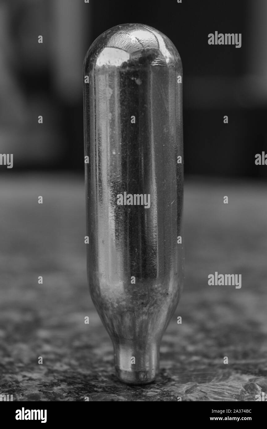 Une petite bouteille de gaz isolé sur tableau blanc. Banque D'Images